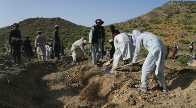 Los afganos entierran a los muertos y excavan en busca de sobrevivientes del devastador terremoto
