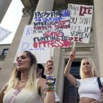 Los australianos tanto en casa como en los EE. UU. han compartido sus reacciones ante la anulación de la sentencia Roe v Wade por parte de la Corte Suprema de los EE. UU., eliminando la protección federal para el aborto.  (En la imagen: manifestantes por el derecho al aborto en Jackson, Mississippi)