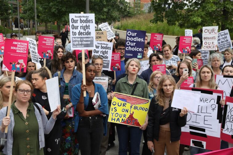 Los manifestantes se reúnen frente a la embajada de los Estados Unidos en Londres después del fallo del aborto