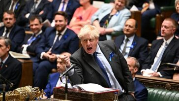 Los políticos tienen una considerable ventaja de supervivencia sobre los miembros del público que representan en el Parlamento, según muestra un nuevo estudio.  En la foto, el primer ministro Boris Johnson y los parlamentarios en la Cámara de los Comunes, 22 de junio de 2022.