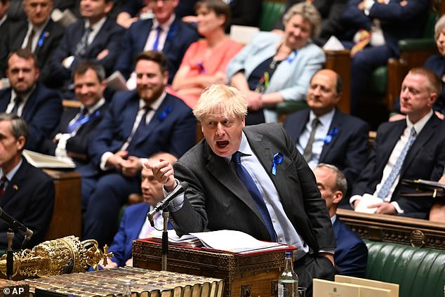 Los políticos tienen una considerable ventaja de supervivencia sobre los miembros del público que representan en el Parlamento, según muestra un nuevo estudio.  En la foto, el primer ministro Boris Johnson y los parlamentarios en la Cámara de los Comunes, 22 de junio de 2022.