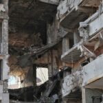 Los residentes de Mariupol comparten un video del bloque de apartamentos destruido donde la gente sigue viviendo