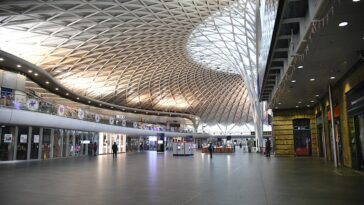La estación Kings Cross fue fotografiada desierta esta mañana mientras millones de viajeros enfrentan un tercer día de caos en Gran Bretaña hoy.