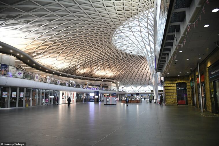 La estación Kings Cross fue fotografiada desierta esta mañana mientras millones de viajeros enfrentan un tercer día de caos en Gran Bretaña hoy.