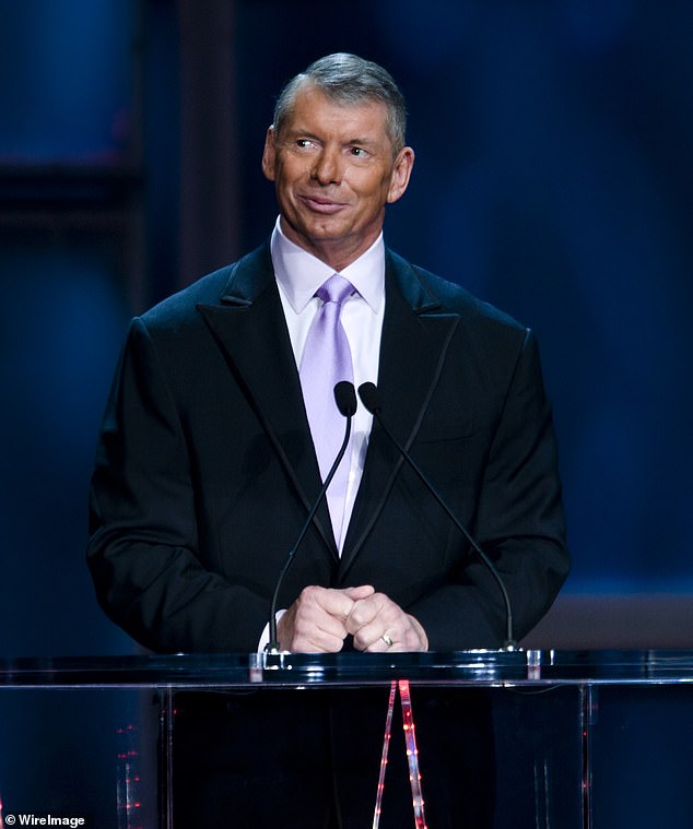 La lucha libre de WWE está investigando a Vince McMahon por las afirmaciones de que pagó dinero para que las mujeres se callaran después de que lo acusaron de mala conducta, incluido un asistente legal de 41 años que dice que le dio $ 3 millones después de que tuvieron una aventura.