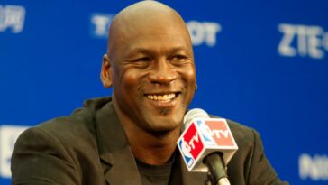 MIRAR: Michael Jordan hace una broma entre Duke y Carolina del Norte durante una llamada telefónica con Mark Williams en la noche del Draft de la NBA