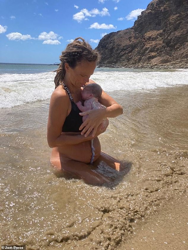 Josy Peukert, de 37 años, de Nicaragua, se ha vuelto viral después de compartir un video de ella dando a luz a su hijo en el Océano Pacífico