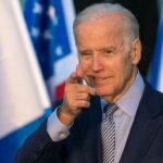 Joe Biden, entonces vicepresidente de Estados Unidos, hace un gesto a su llegada al aeropuerto internacional Ben Gurion de Israel el 8 de marzo de 2016.