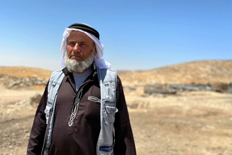 Ali Jabarin en la aldea de Janba en Masafer Yatta, una comunidad de 2.500 palestinos que enfrentan una expulsión inminente por parte del ejército israelí, el 19 de junio de 2022. (MEE/Shatha Hammad)