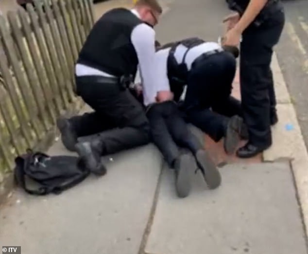 De-Shaun Joseph, de 14 años, fue obligado a tirarse al suelo por la policía sin - dijo que no le dieron ninguna explicación