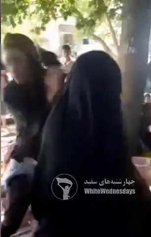 Este es el impactante momento en que una mujer iraní embarazada es empujada al suelo porque estaba bailando y no llevaba hiyab
