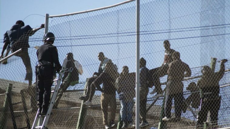 Mueren más de veinte personas en el intento de cruzar la frontera hispano-marroquí por Melilla