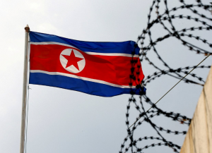 Una bandera de Corea del Norte ondea junto a un alambre de púas en la embajada de Corea del Norte en Kuala Lumpur, Malasia, el 9 de marzo de 2017. (Reuters-Yonhap)