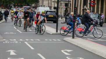 Nuevas multas en Londres reprimirán el estacionamiento y la conducción en carriles bici