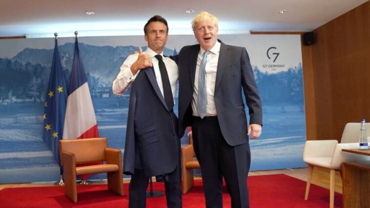 Palmaditas en la espalda, todo sonrisas mientras Macron y Johnson parecen enterrar el hacha para el G7