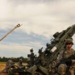 Paracaidistas ucranianos destruyen tanque enemigo, dos IFV con obuses británicos