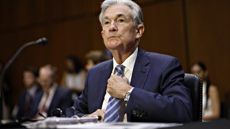 Powell le dice al Congreso que la Fed está 'firmemente comprometida' con reducir la inflación