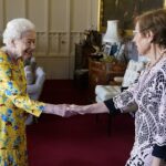 La monarca, de 96 años, estrechó la mano del gobernador (derecha) esta mañana en el castillo de Windsor, solo unos días después de que se viera obligada a perderse Royal Ascot debido a sus continuos problemas de movilidad.
