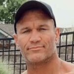 Randy Orton visto con aspecto afeitado durante la pausa por lesión