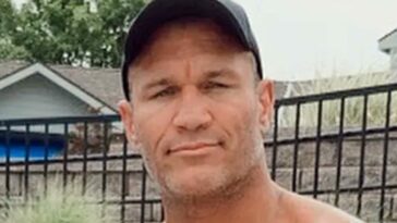 Randy Orton visto con aspecto afeitado durante la pausa por lesión
