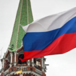 Una bandera rusa ondea junto a una de las torres del Kremlin en el centro de Moscú el 26 de febrero de 2022. (AFP)