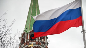 Una bandera rusa ondea junto a una de las torres del Kremlin en el centro de Moscú el 26 de febrero de 2022. (AFP)