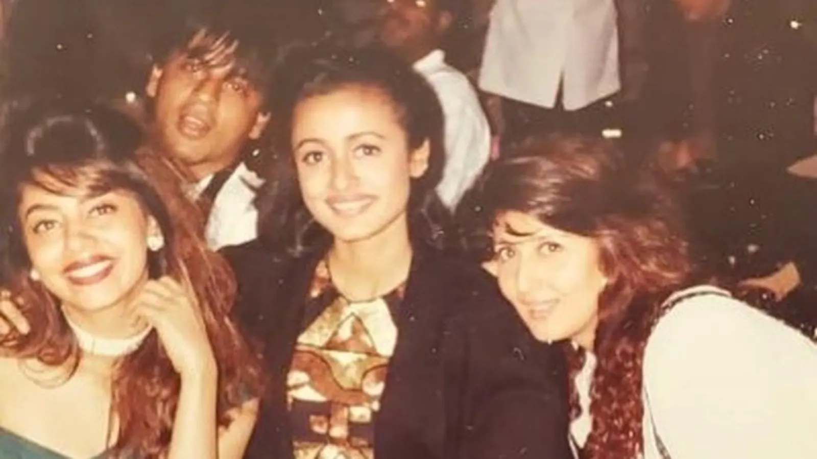  Shah Rukh Khan hace photobombs en la foto retrospectiva de Gauri Khan, Namrata Shirodkar y Sangeeta Bijlani en un desfile de modas.  Ver publicación
