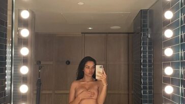 La modelo embarazada Shanina Shaik mostró su creciente panza en una selfie en topless mientras espera la llegada de su primer hijo.