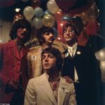 Hoy hace 55 años: (de izquierda a derecha) George Harrison, Ringo Starr y John Lennon se paran detrás de Paul McCartney en los famosos Abbey Road Studios en 1967