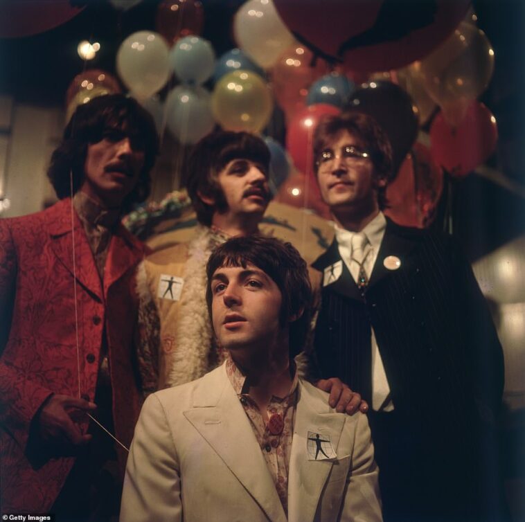 Hoy hace 55 años: (de izquierda a derecha) George Harrison, Ringo Starr y John Lennon se paran detrás de Paul McCartney en los famosos Abbey Road Studios en 1967