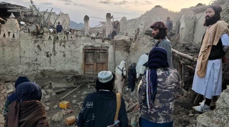 Terremoto en Afganistán mata al menos a 920 personas, dice funcionario