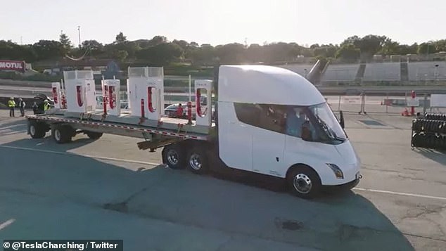 Se mostró un Tesla Semi mientras transportaba supercargadores preensamblados en California