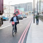 TfL multará a los conductores que crucen a los carriles bici para mejorar la seguridad