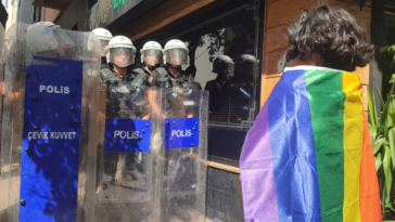 Turquía: La policía arresta a decenas de manifestantes durante la marcha del Orgullo de Estambul