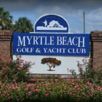 Los oficiales del departamento de bomberos fueron llamados a la escena del Myrtle Beach Golf and Yacht Club el viernes por la mañana por un incidente de agua, y cuando llegaron a la escena encontraron a una víctima desconocida muerta en un estanque infestado de caimanes.