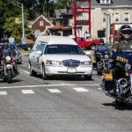 Los agentes del orden encabezan una procesión por Hershel 'Woody' Williams el 28 de junio de 2022