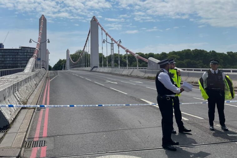 Un hombre fue atacado por la policía en estado 'crítico' después de caerse del puente de Chelsea