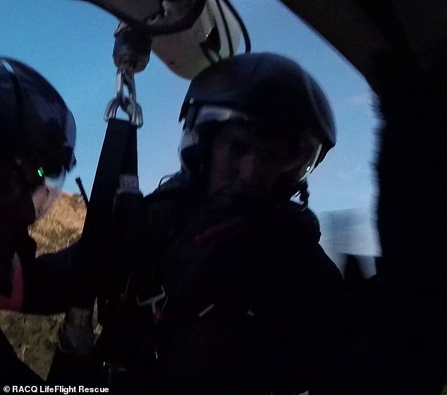 La tripulación del helicóptero RACQ LifeFlight Rescue fue sacada del avión (en la foto) hasta el niño herido después de recibir una llamada de que el niño pequeño se había caído por un terraplén en Table Top Mountain en Queensland