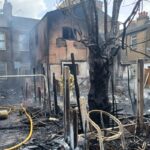 Una mujer herida por un enorme incendio que arrasa jardines en el este de Londres