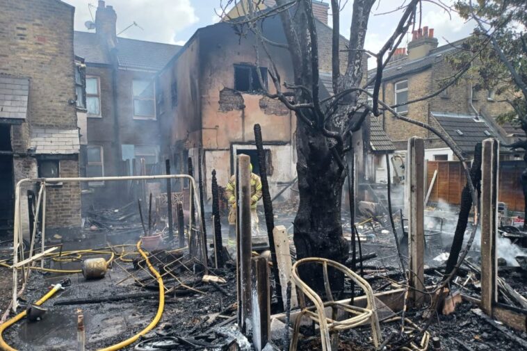 Una mujer herida por un enorme incendio que arrasa jardines en el este de Londres