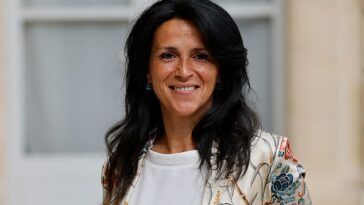 La secretaria de Estado de Desarrollo, Chrysoula Zacharopoulou, de 46 años, es objeto de dos denuncias de pacientes, que no pueden ser nombradas por razones legales, que han acusado al ministro de realizar exámenes rectales y vaginales sin consentimiento.