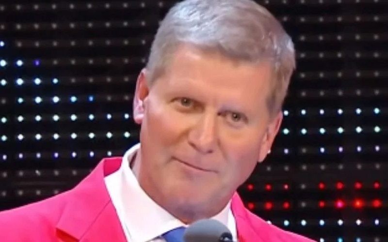 WWE cierra el número de teléfono celular de la compañía de John Laurinaitis
