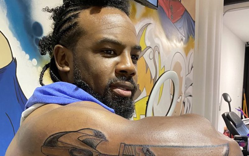 Xavier Woods muestra un nuevo tatuaje inspirado en un videojuego
