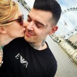 En una publicación en su página de Instagram que detalla sus últimos pensamientos, la señorita Karkadym la acompañó con una foto de ella besando a Tony Garnett en la mejilla con el London Eye y el río Támesis detrás de ellos en un viaje a Londres desde Bradford.