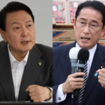 El presidente de Corea del Sur, Yoon Suk-yeol (izquierda) (Yonhap) / El primer ministro japonés, Fumio Kishida (Jiji Press-Yonhap vía The Korea Herald/Asia News Network)