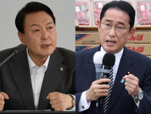 El presidente de Corea del Sur, Yoon Suk-yeol (izquierda) (Yonhap) / El primer ministro japonés, Fumio Kishida (Jiji Press-Yonhap vía The Korea Herald/Asia News Network)