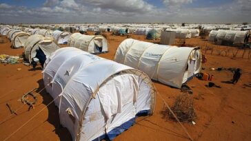 Las tiendas de campaña se ven en el campamento de Extensión de Ifo del ACNUR en las afueras de Dadaab, en el este de Kenia, a 100 kilómetros (62 millas) de la frontera con Somalia.