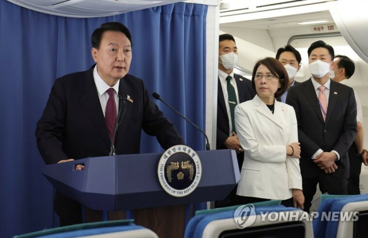 (AMPLIACIÓN) Yoon dice que Corea del Sur y Japón deberían discutir asuntos pasados ​​y futuros simultáneamente