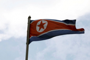 Una bandera de Corea del Norte ondea en la embajada de Corea del Norte en Kuala Lumpur, Malasia, el 19 de marzo de 2021. (Reuters)