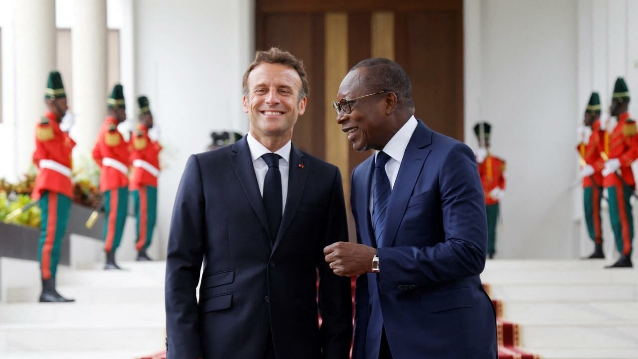 Macron promete apoyo francés en Benin para seguridad, cultura y educación
